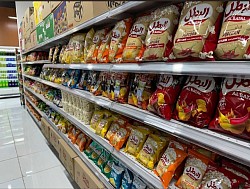 مستلزماتك اليومية كلها هنا رفوف ممتلئة بكل ما تحتاجه من مواد غذائية ومنزلية.